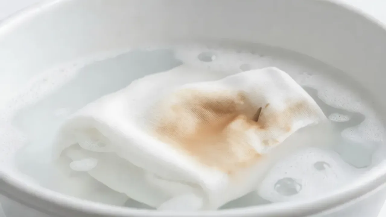 Jak skutecznie usunąć plamy po Vanishu z materiału?